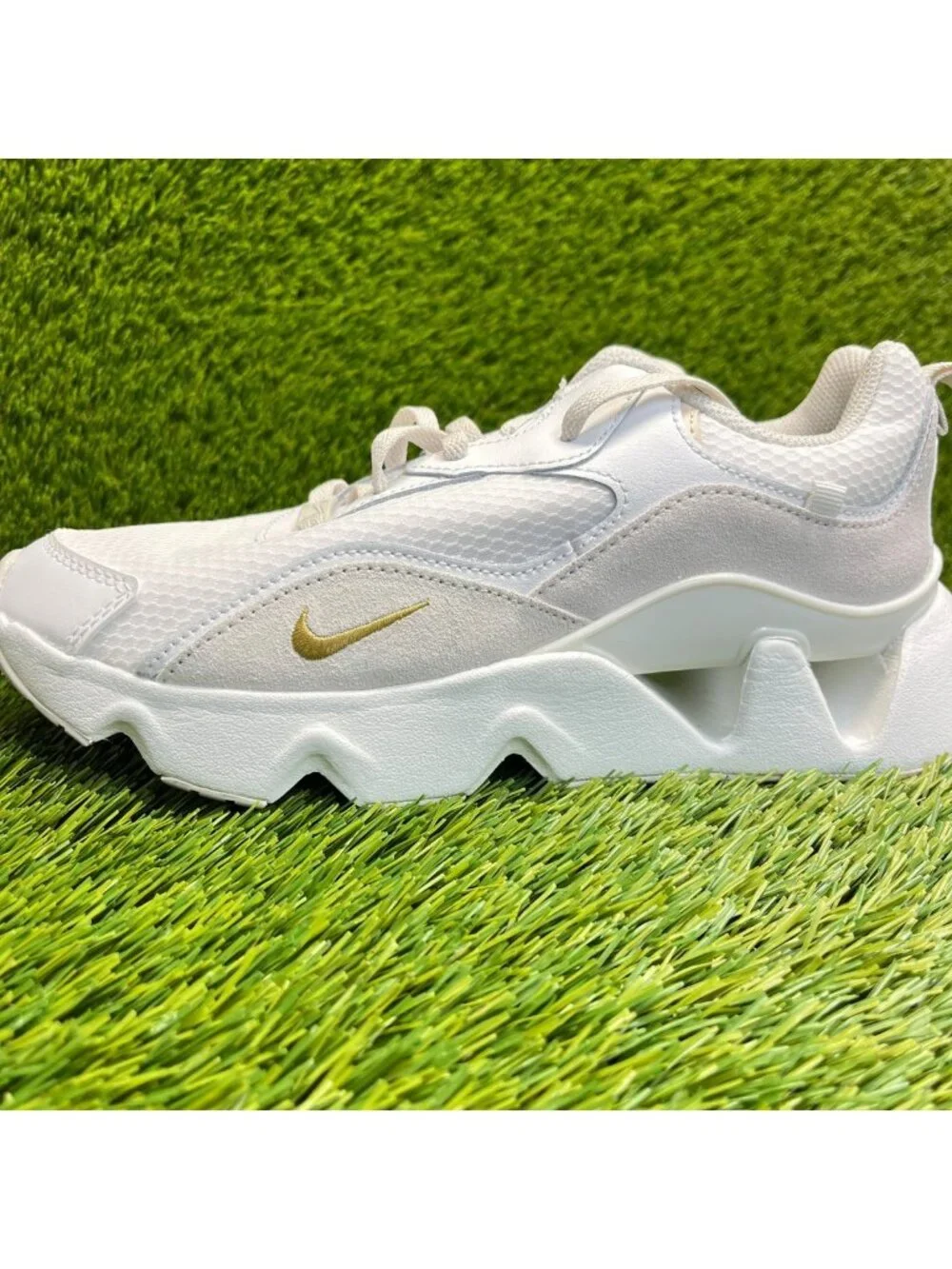 Nike Ryz 365 2 Womens Size 9 White Metallic Gold Athletic Running Shoes Sneakers